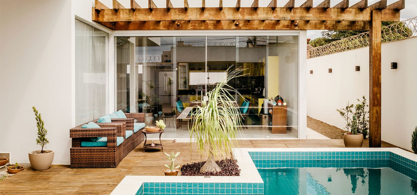 Patio con alberca y área de descanso en una casa
