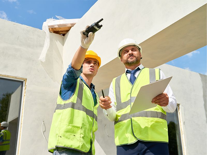 Ingenieros revisando planos en una obra