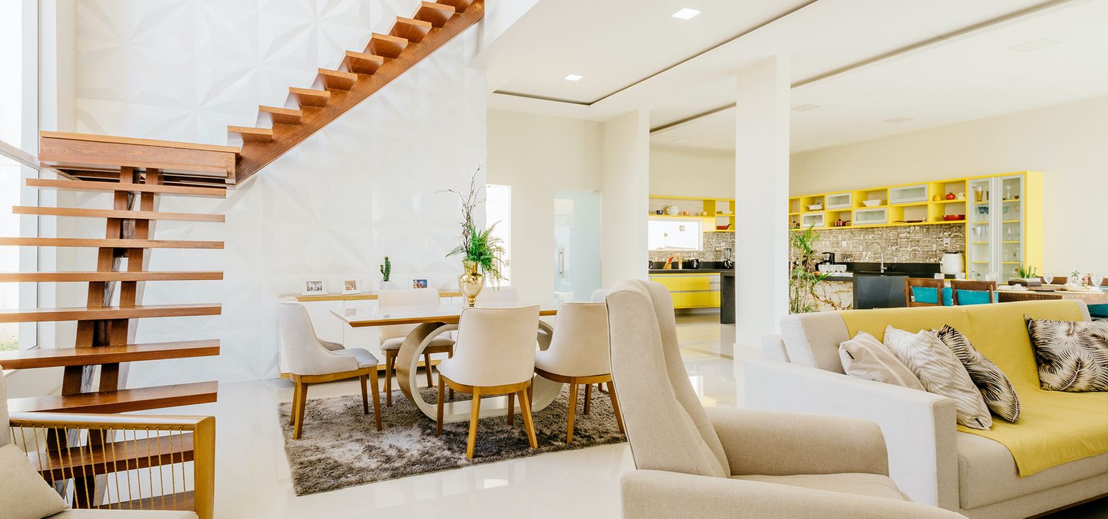 Interior luminoso de una casa con escalera y sala