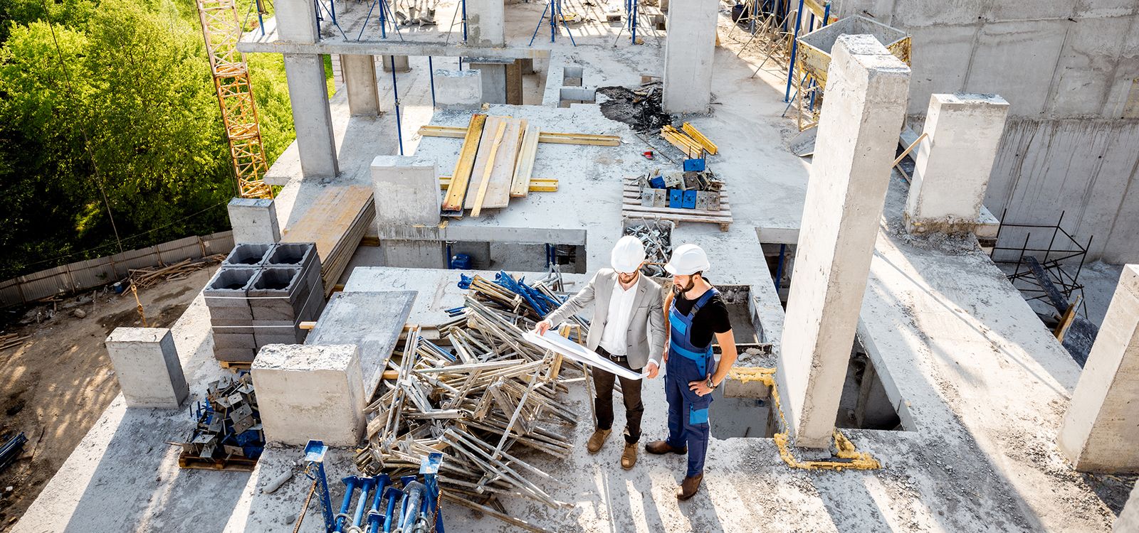 Obra en construcción vista desde arriba con personal en sitio